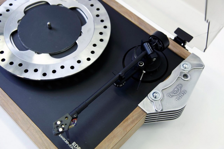 triumph_motorcycles_product_prototypes_turntable01