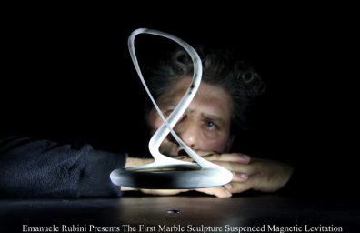 Emanuele Rubini präsentiert die erste Skulptur aufgehängt Magnetschwebebahn Carrara-Marmor cm 22x15x15 Presse